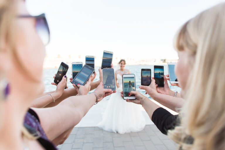 How to manage social media on your wedding day women