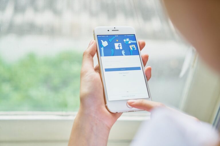 manage your social media on your wedding day